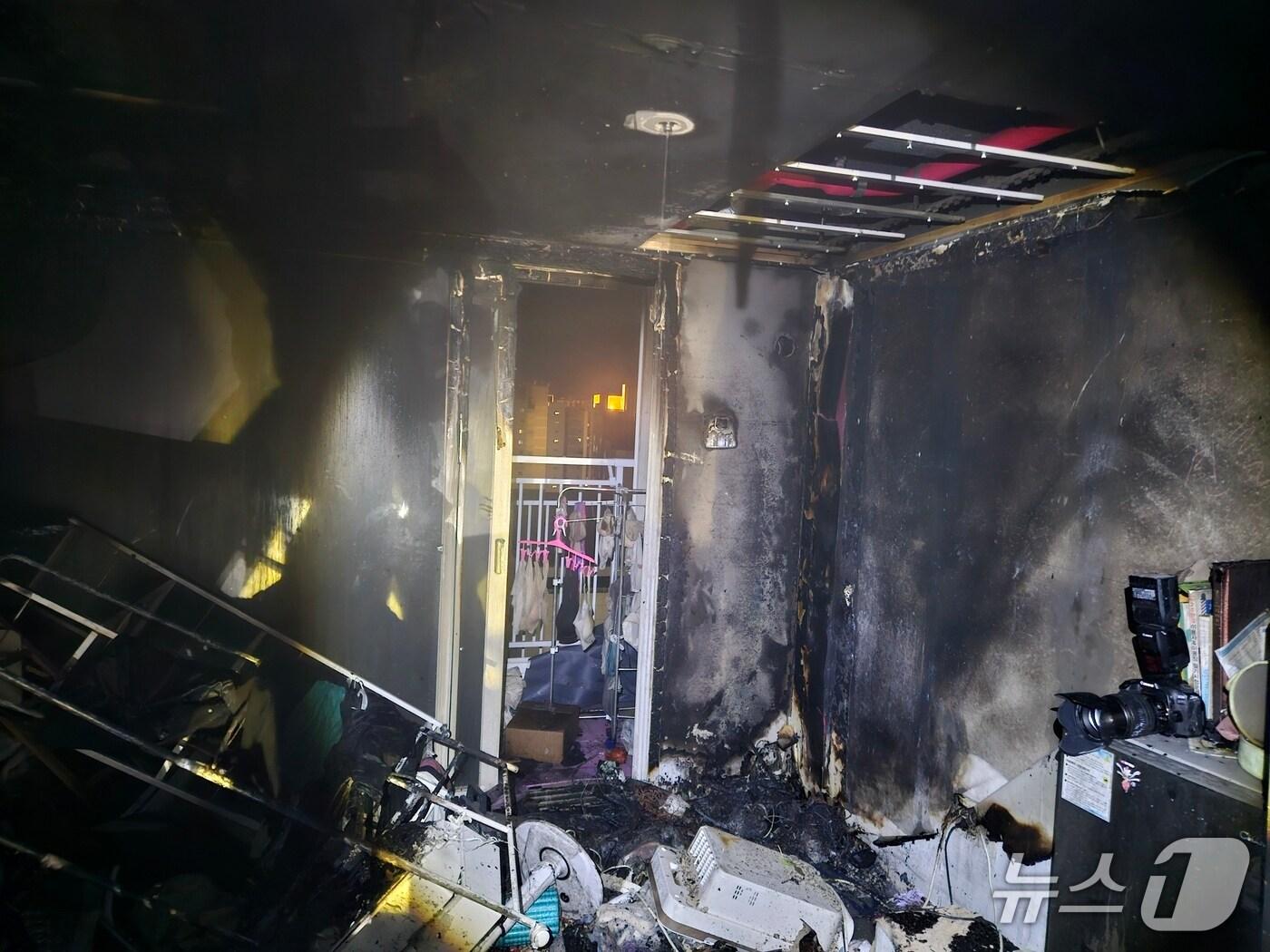 본문 이미지 - 21일 오후 8시 30분쯤 충북 청주시 상당구 용암동 한 아파트 25층에서 원인이 확인되지 않은 불이 나 2273만 원의 재산피해가 났다.(청주동부소방서 제공. 재판매 및 DB금지)/뉴스1