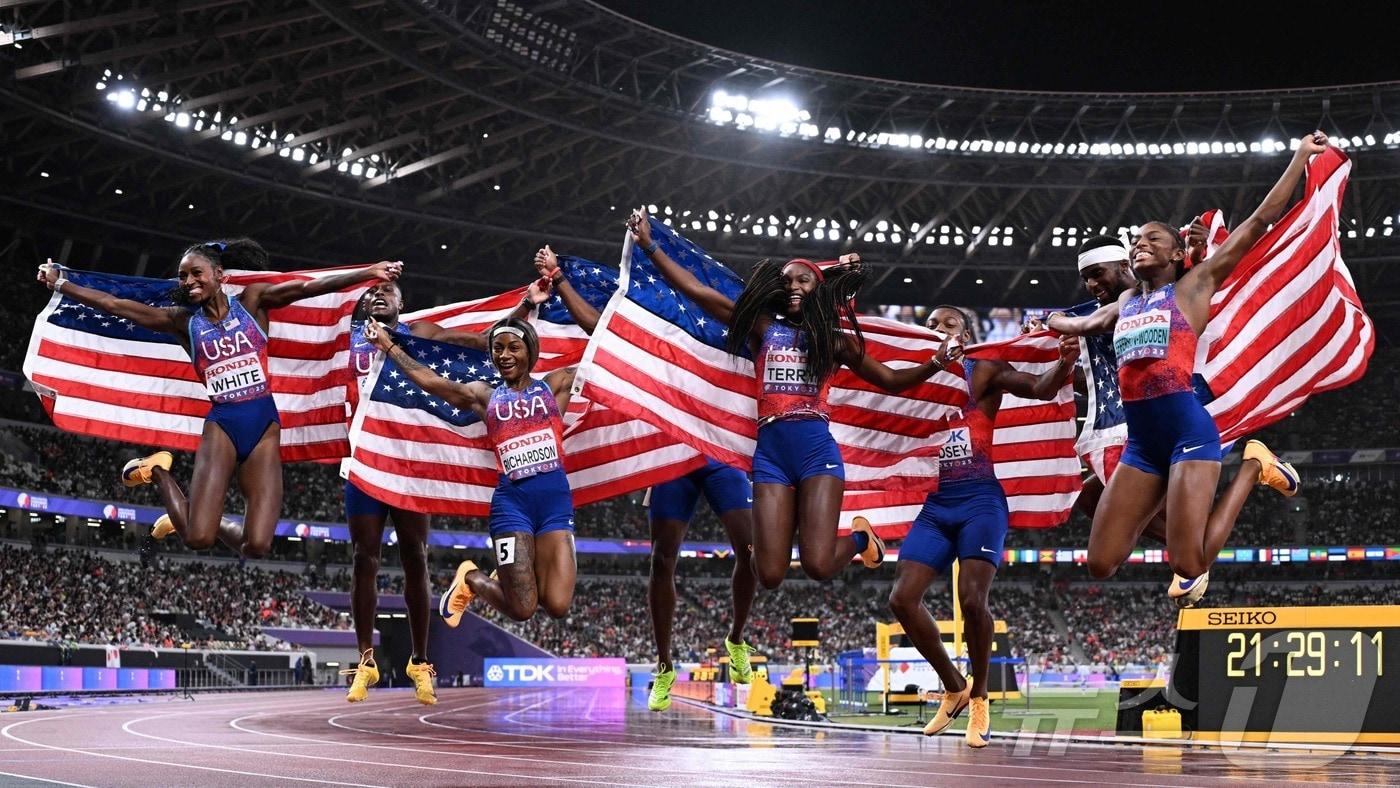 세계선수권 여자 400m 계주에서 우승한 미국. ⓒ AFP=뉴스1