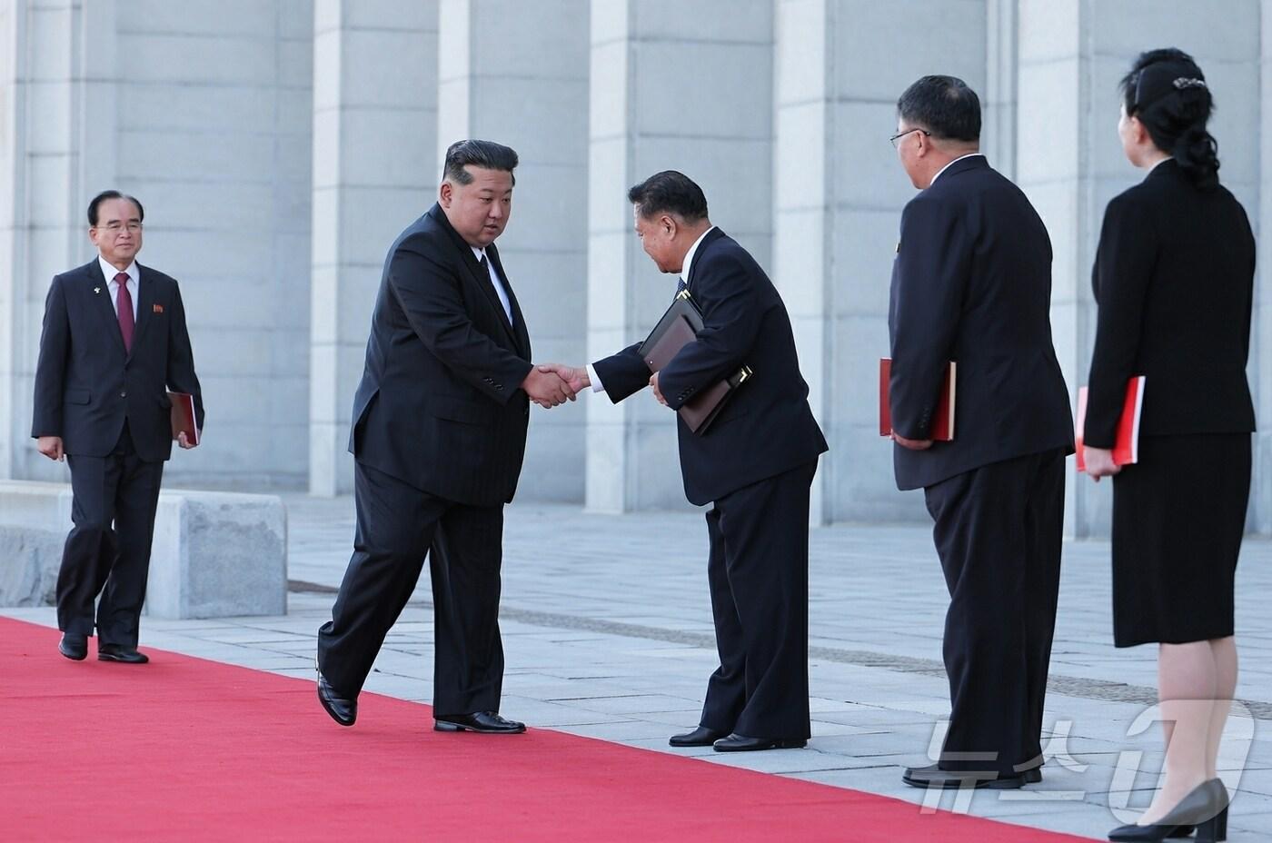 &#40;평양 노동신문=뉴스1&#41; = 북한 노동당 기관지 노동신문은 22일 &#34;조선민주주의인민공화국 최고인민회의 제14기 제13차 회의가 9월 20일과 21일 만수대의사당에서 진행됐다&#34;라고 보도했다. 김정은 총비서는 연설에서 미국을 향해 &#34;비핵화라는 허황한 집념을 털어버리면 마주 서지 못할 이유가 없다&#34;라고 말하며 &#39;대화 가능성&#39;을 언급했다.[국내에서만 사용가능. 재배포 금지. DB 금지. For Use Only in the Republic of Korea. Redistribution Prohibited] rodongphoto@news1.kr