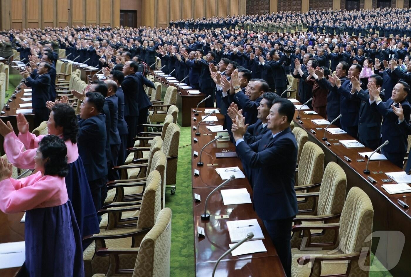 &#40;평양 노동신문=뉴스1&#41; = 북한 노동당 기관지 노동신문은 22일 &#34;조선민주주의인민공화국 최고인민회의 제14기 제13차 회의가 9월 20일과 21일 만수대의사당에서 진행됐다&#34;라고 보도했다. [국내에서만 사용가능. 재배포 금지. DB 금지. For Use Only in the Republic of Korea. Redistribution Prohibited] rodongphoto@news1.kr