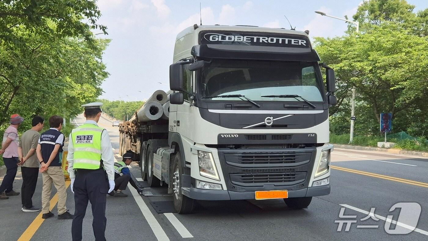 과적차량 단속 모습.(대전시 제공. 재판매 및 DB금지)/뉴스1