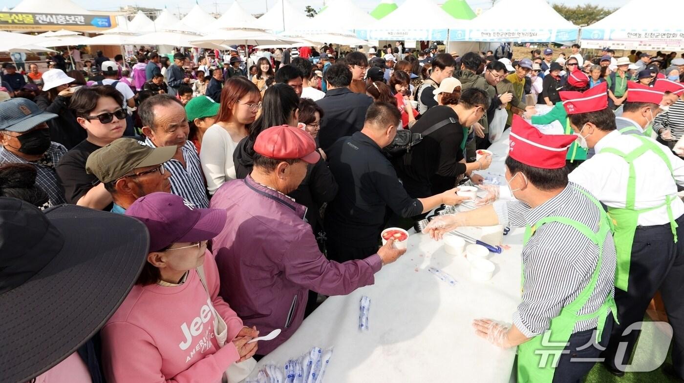 충북 진천군은 오는 25일부터 28일까지 나흘간 진천읍 백곡천 둔치 일원에서 &#39;26회 생거진천 농특산물 장터&#39;를 연다. 사진은 지난해 행사 때 수박화채 나눔 행사를 진행하는 모습.&#40;진천군 제공&#41;/뉴스1