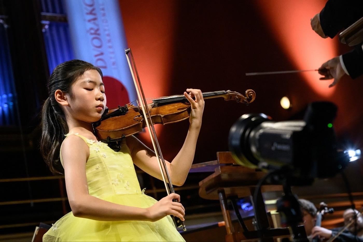 바이올리니스트 김연아가 제59회 안토닌 드보르자크 국제 청소년 라디오 콩쿠르에서 연주하는 모습(코코클래식 제공)
