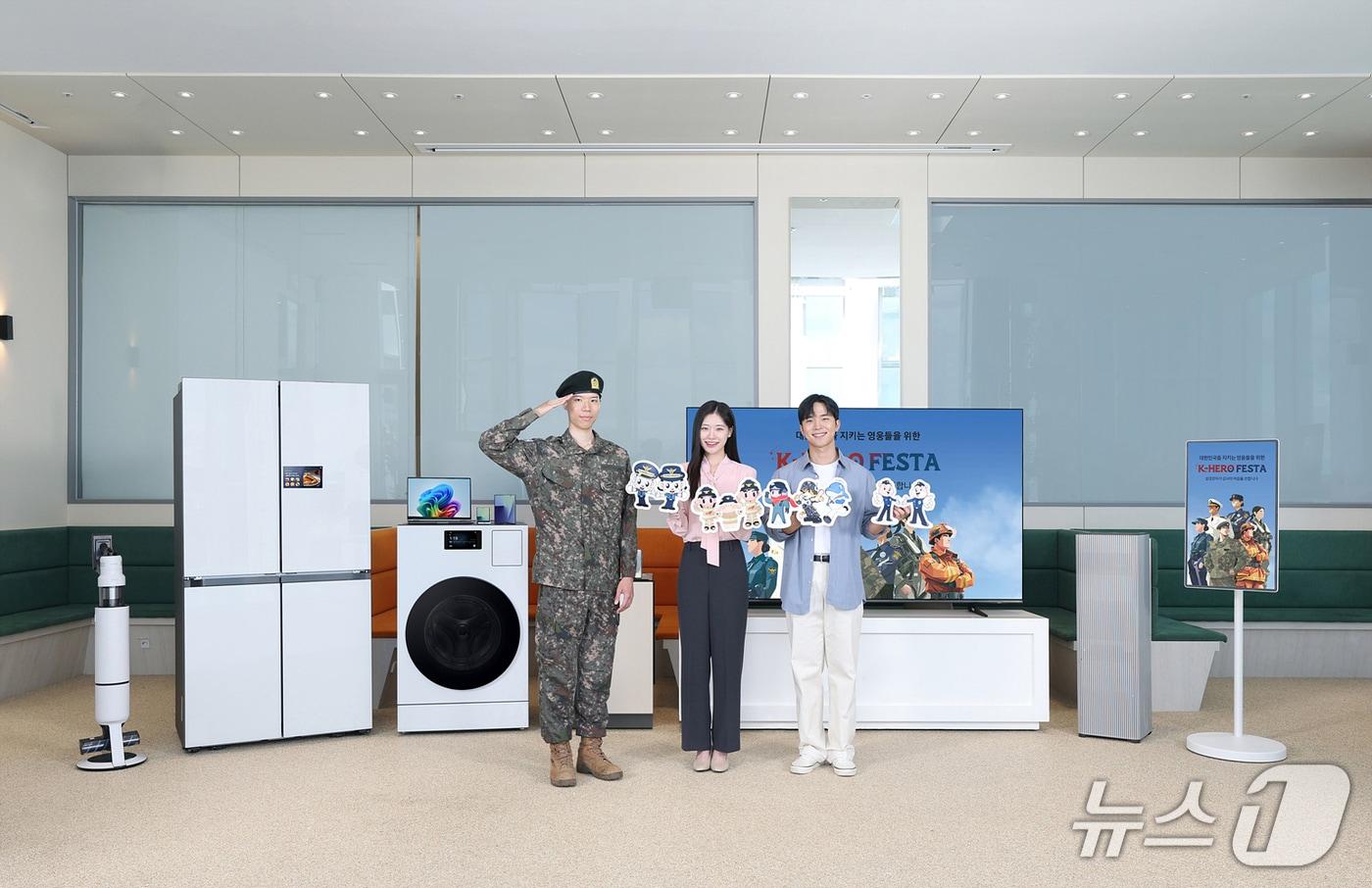 삼성전자 모델이 군인∙경찰∙소방∙교정 공무원 등을 대상으로 풍성한 혜택을 제공하는 &#39;K-히어로 페스타&#39;를 소개하고 있다. &#40;사진제공 = 삼성전자&#41; 