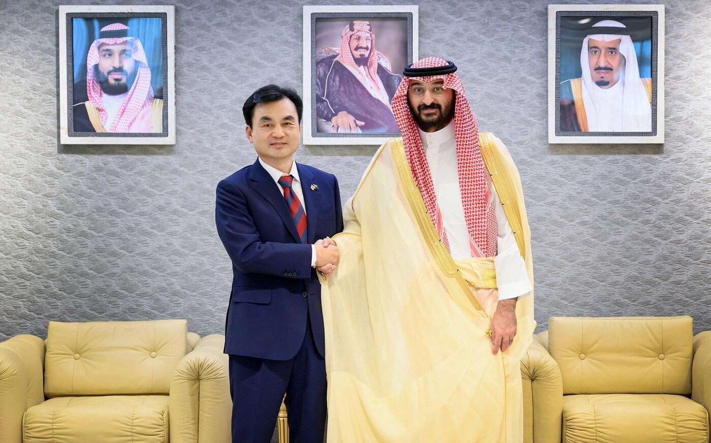 21일&#40;현지시간&#41; 사우디 리야드에서 안규백 국방부 장관과 압둘라 빈 반다르 사우디 국가방위부 장관이 기념촬영을 하고 있다.&#40;국방부 제공&#41;