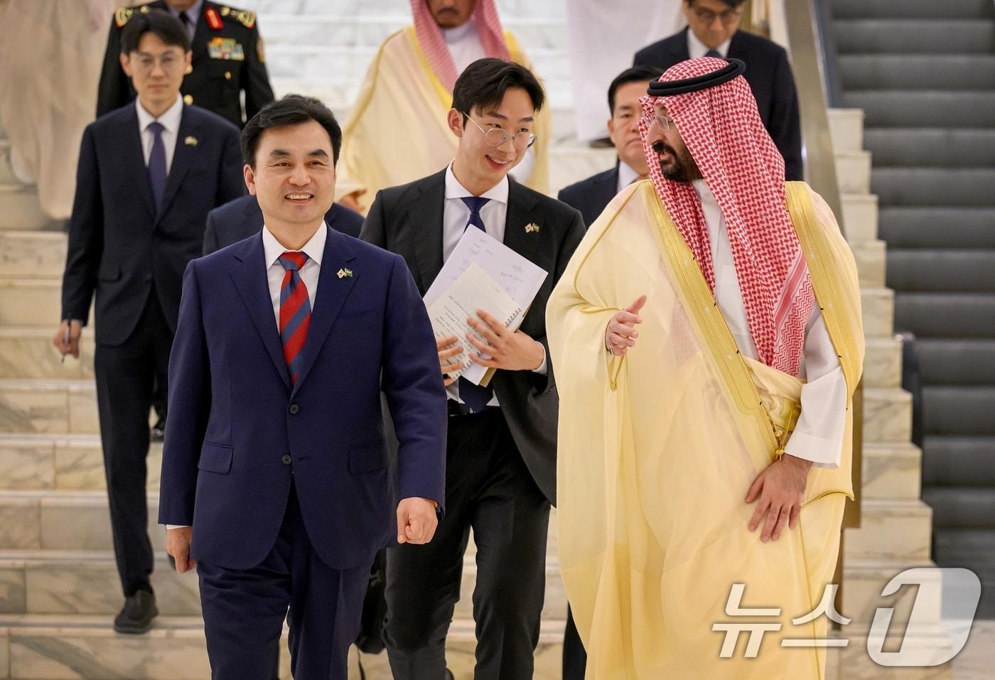 본문 이미지 - 안규백 국방부 장관이 지난해 9월 사우디아라비아 리야드에서 압둘라 빈 반다르 사우디 국가방위부장관과 회담을 갖고 있다. (국방부 제공. 재판매 및 DB 금지) 2025.9.22/뉴스1