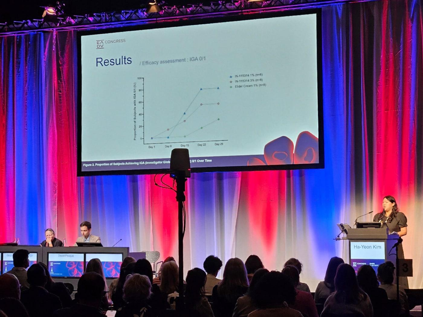 본문 이미지 - HK이노엔이 유럽피부과학회에서 임상 1상 결과를 발표하고 있다. /제공 = HK이노엔