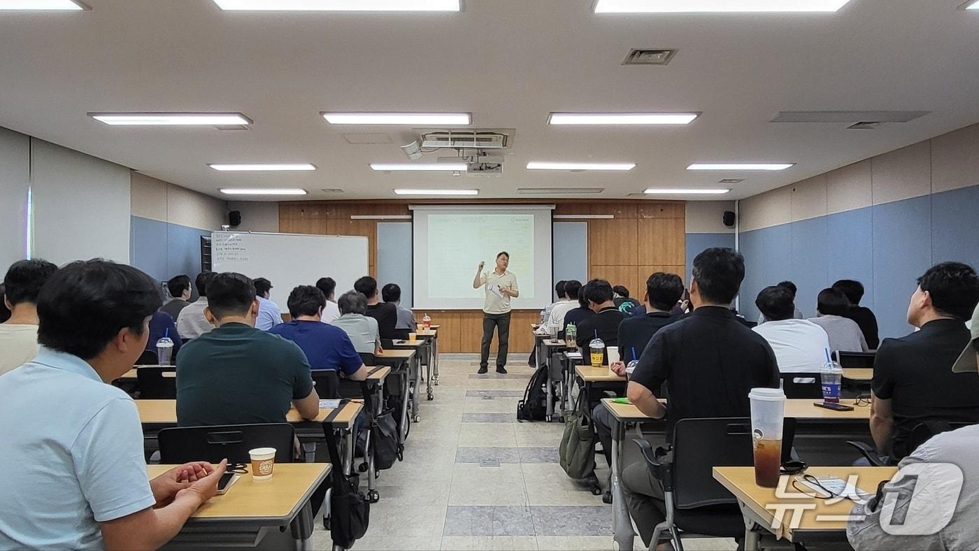 협력사 안전관리자들이 전문화교육을 경청하는 모습 (한화 건설부문 제공) 뉴스1 ⓒ News1