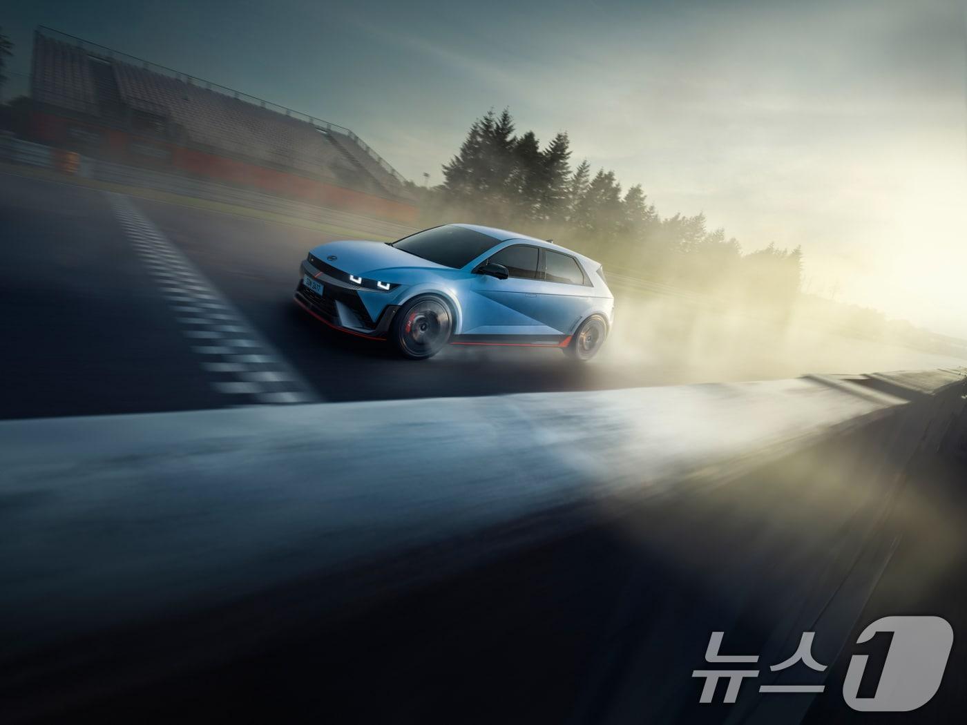 본문 이미지 - 현대자동차가 첨단 전동화 기술을 집약한 고성능 전기차 &#39;아이오닉 5 N&#39;의 신규 트림인 에센셜을 22일 출시했다고 밝혔다. 사진은 현대차 아이오닉 5 N 모습. &#40;현대자동차 제공. 재판매 및 DB 금지&#41; 2025.9.22/뉴스1