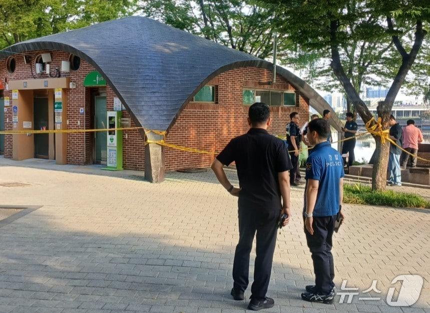 본문 이미지 - 지난 2일 대구 수성구 수성못 인근에서 육군 대위가 총상을 입고 숨진 채 발견돼 경찰이 폴리스라인을 치고 현장을 보존하고 있다.&#40;재판매 및 DB 금지&#41;/뉴스1