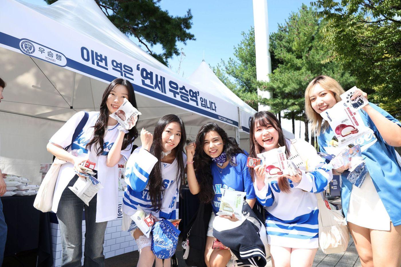 연세유업이 고양종합운동장에서 열린 ‘2025 정기 연고전’에서 &#39;연세 우승역&#39; 부스를 운영했다. &#40;연세유업 제공&#41;