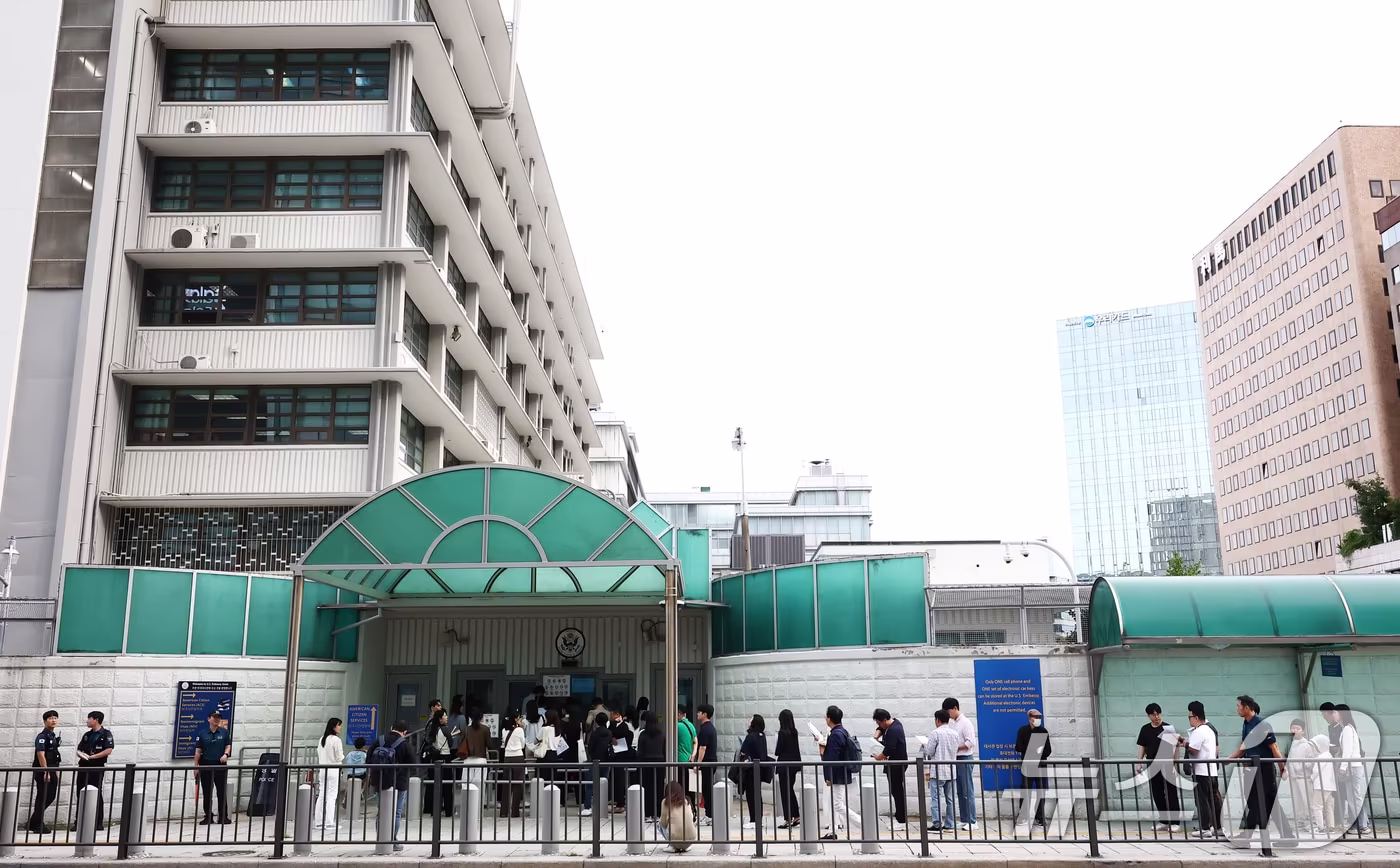 서울 종로구 미국대사관 앞에서 시민들이 비자를 발급받기 위해 줄 서 있다. (사진은 기사 내용과 무관함) /뉴스1 ⓒ News1 김민지 기자