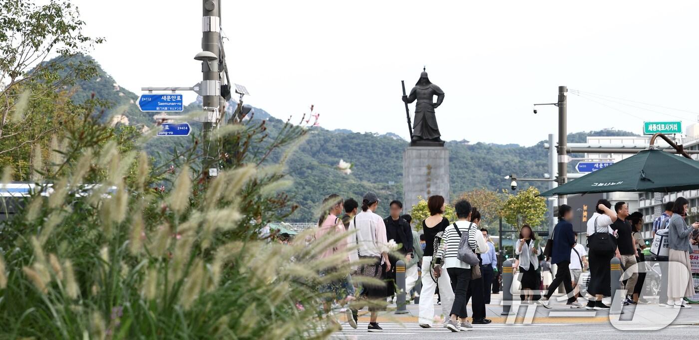 22일 오전 서울 광화문 세종대로 사거리에서 시민들이 발걸음을 옮기고 있다. 2025.9.22/뉴스1 ⓒ News1 김민지 기자