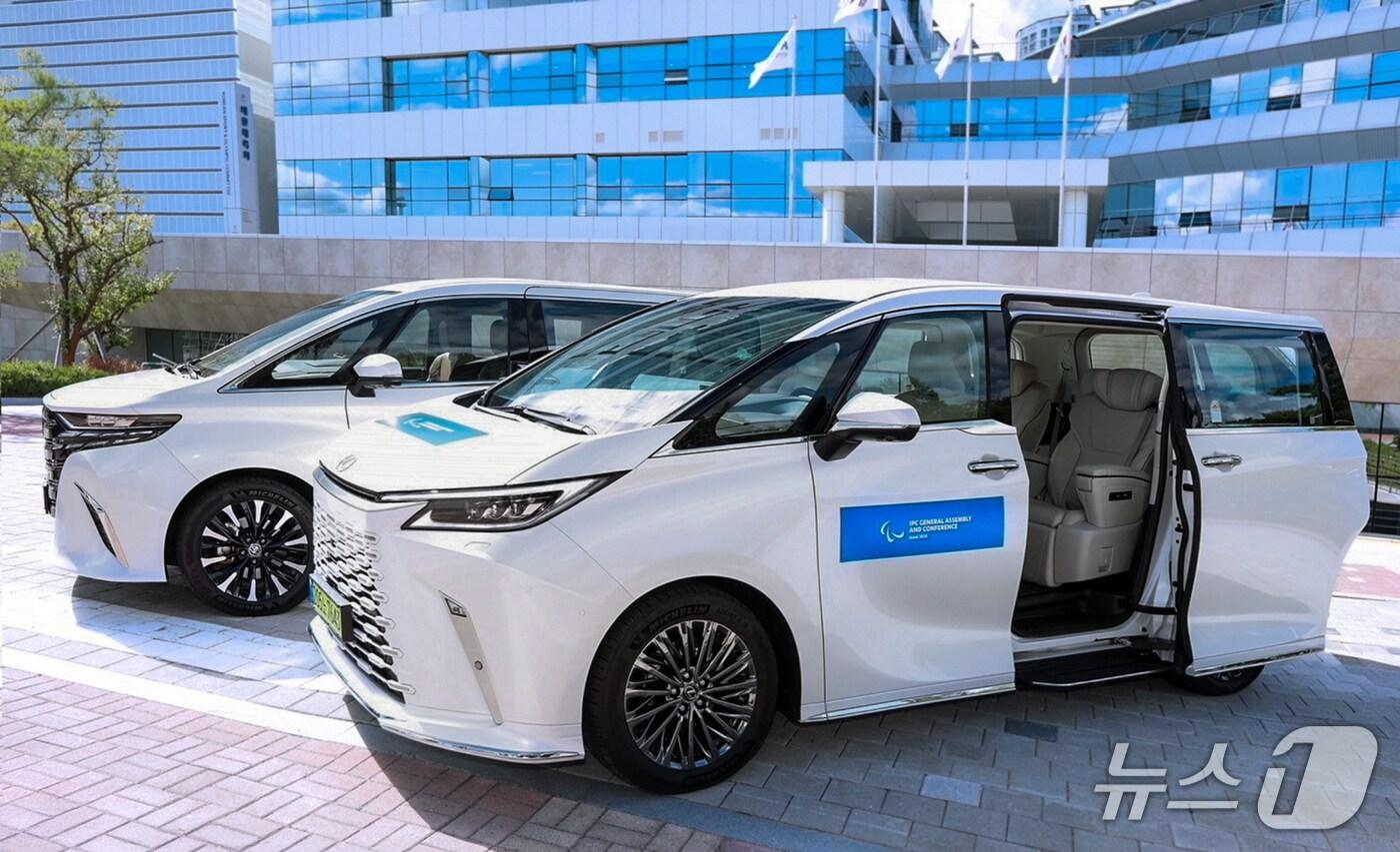 오는 24일부터 나흘간 서울에서 열리는 '2025 서울 국제패럴림픽위원회(IPC) 정기총회' 행사 의전 차량으로 활용될 도요타 미니밴 '알파드'(왼쪽)와 렉서스 미니밴 'LM'(오른쪽)의 모습(한국토요타자동차 제공). 2025.09.22.