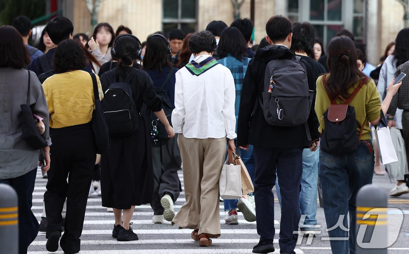 초가을 날씨를 보인 22일 오전 서울 광화문 세종대로 사거리에서 시민들이 발걸음을 옮기고 있다. 2025.9.22/뉴스1 ⓒ News1 김민지 기자