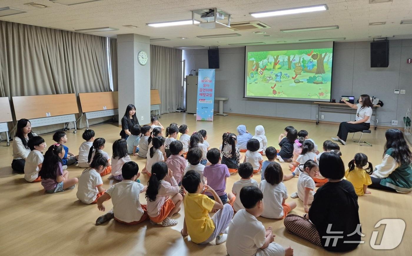 수지구보건소가 지난 19일 보건소 교육실에서 진행한 ‘찾아가는 유아 흡연 위해 예방교실’ 모습.&#40;용인시 제공&#41;