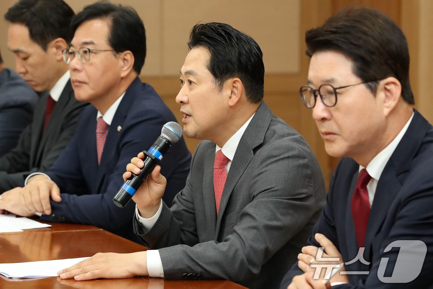 장동혁 국민의힘 대표가 22일 오전 경북 경산산업단지관리공단 회의실에서 열린 중소기업 현장최고위원회의에서 모두발언을 하고 있다. 2025.9.22/뉴스1 ⓒ News1 공정식 기자