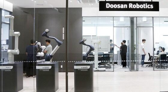 본문 이미지 - 새롭게 조성된 ‘두산로보틱스 이노베이션 센터’의 연구개발 인력들이 기술 및 제품에 대한 논의를 진행하고 있다.(두산로보틱스 제공)