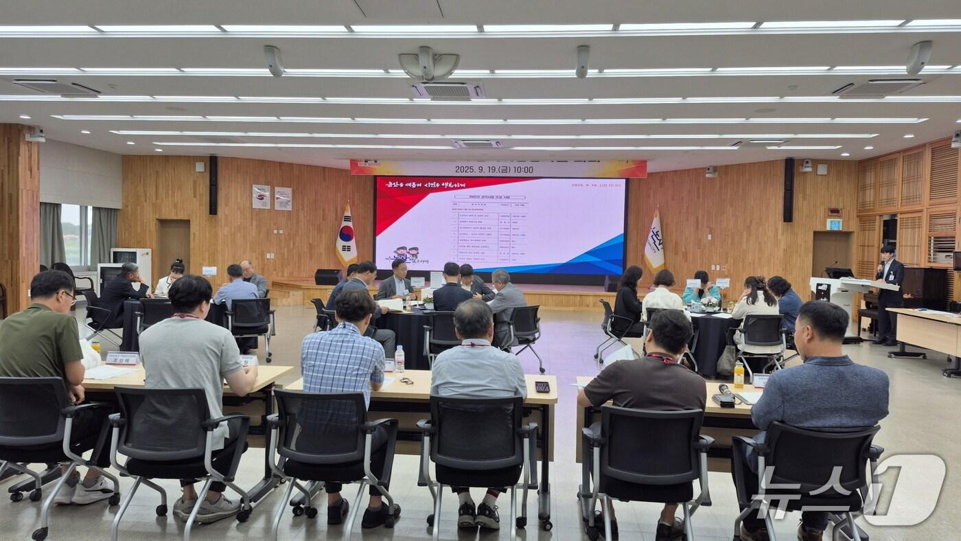 논산시가 19일 시청 회의실에서 공약 추진 상황 점검을 위한 공약이행평가단 회의를 열고 민선8기 공약 전반의 이행 상황을 점검했다. &#40;논산시 제공.재판매 및 DB금지&#41;/뉴스1