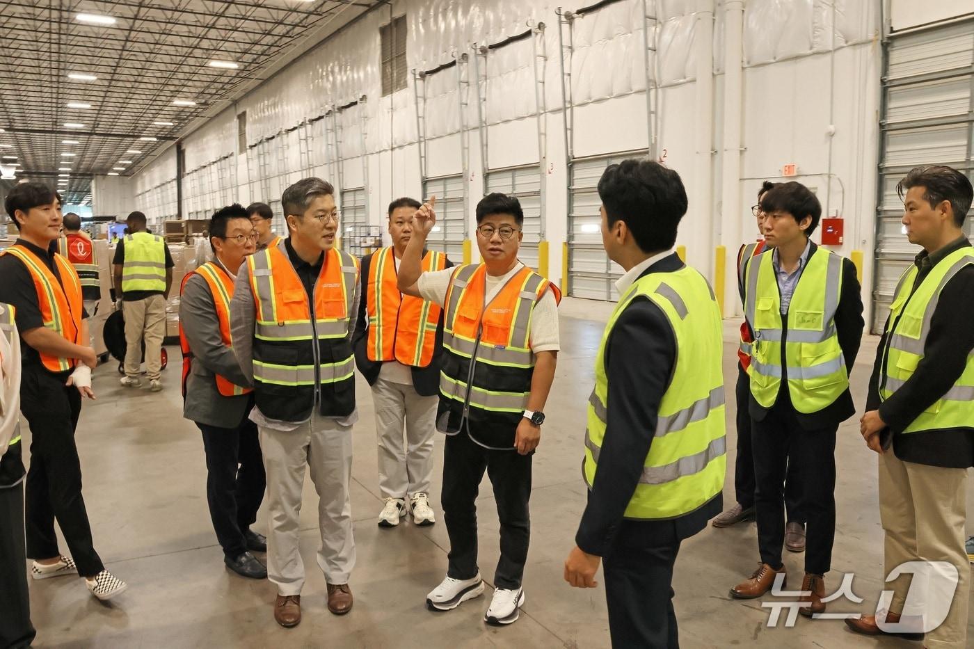 강병구 롯데글로벌로지스 대표이사&#40;가운데&#41;가 현지시간 16일 DFW 풀필먼트센터 현장을 시찰하고 있다. &#40;롯데글로벌로지스 제공&#41;