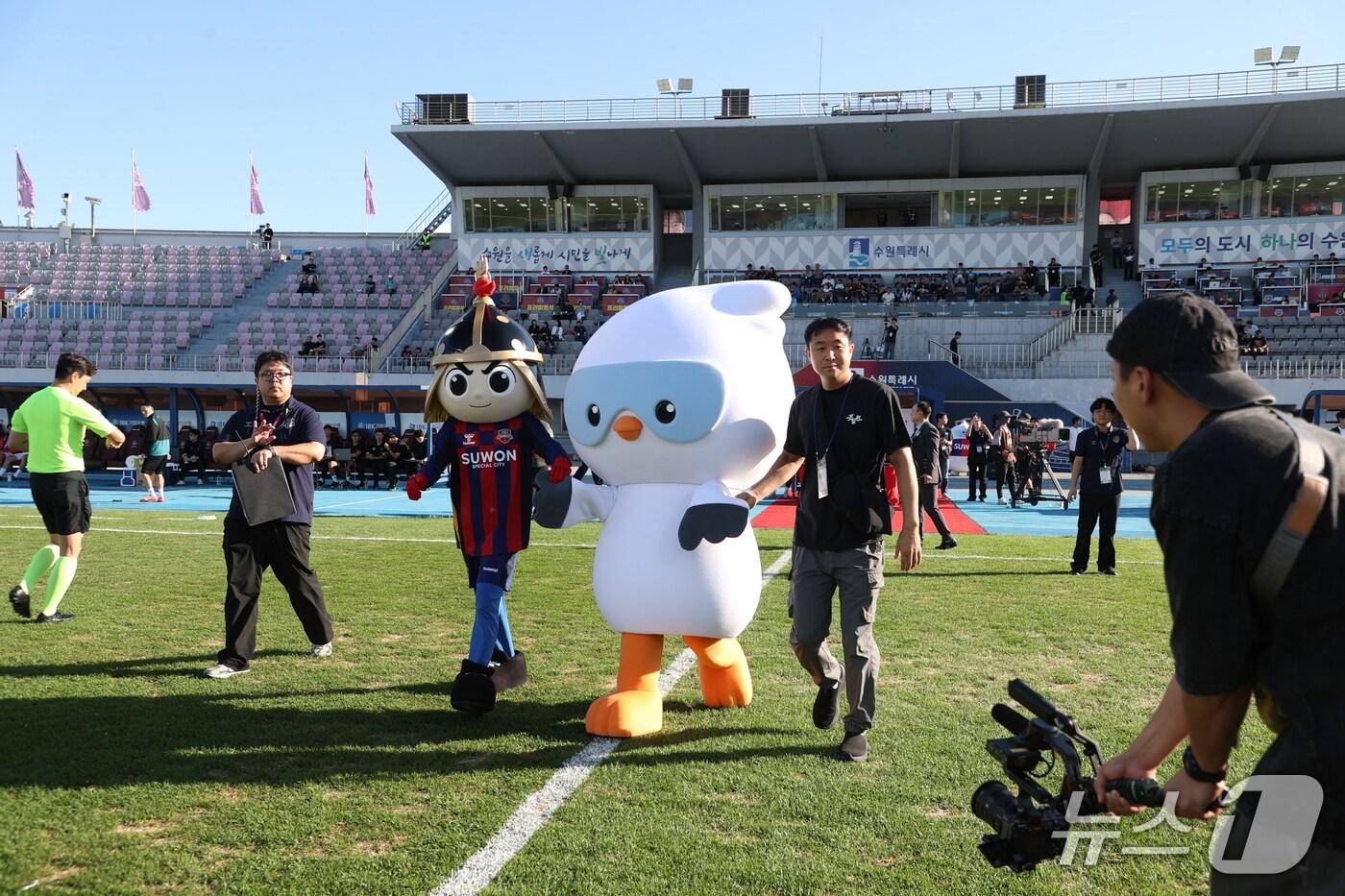 본문 이미지 -  정부 출범과 조달청 76주년을 맞아 진행한 '조달런 챌린지' 이벤트로 21일 K리그 수원FC의 홈경기에서 조달청 마스코트 '나르미'가 시축하기 위해 입장하고 있는 모습. (조달청 제공.재판매 및 DB금지)/뉴스1