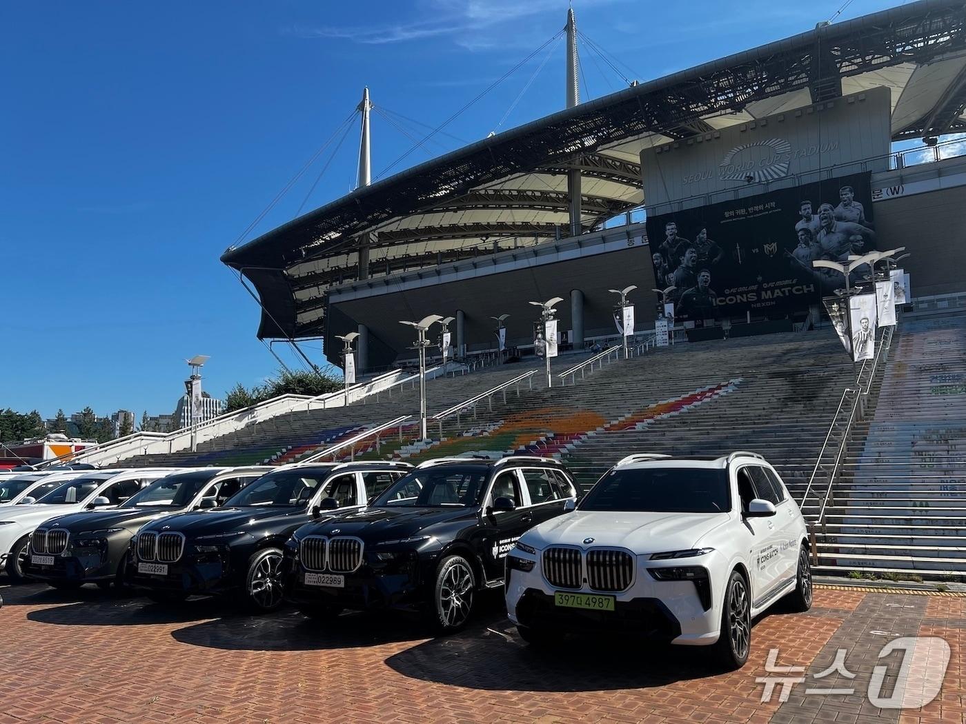 본문 이미지 - 지난 13일부터 이틀간 서울 월드컵경기장에서 개최된 &#39;2025 아이콘 매치&#39;에서 코오롱 모터스가 의전 차량으로 제공한 BMW 스포츠유틸리티차&#40;SUV&#41; &#39;X7&#39;의 모습&#40;코오롱 모터스 제공&#41;. 2025.09.22.