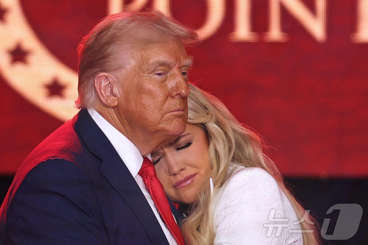 21일&#40;현지시간&#41; 미국 애리조나주 글렌데일의 스테이트팜 스타디움에서 열린 우파 운동가 찰리 커크의 공개 추모식에서 도널드 트럼프 미국 대통령이 찰리 커크의 부인 에리카 커크와 인사를 나누고 있다.2025.09.21.ⓒ AFP=뉴스1