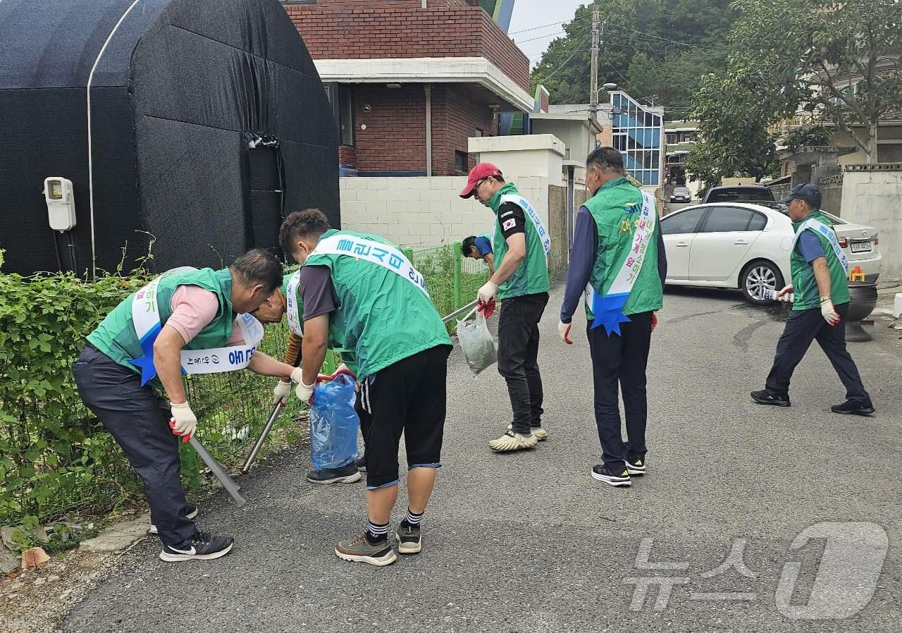 본문 이미지 - 경북 안동시가 오는 26일 개막하는 '안동국제탈춤페스티벌'을 앞두고 도시 환경 정비와 전시, 공연 등으로 분위기 띄우기에 나섰다.(안동시 제공. 재판매 및 DB금지) /뉴스1