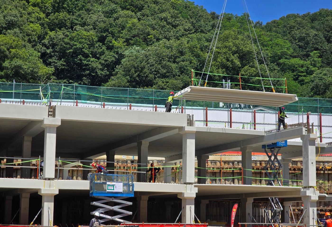  롯데건설이 공동주택 현장에서 PC 공법을 활용해 지하 주차장을 시공하고 있다.(롯데건설 제공)/뉴스1 ⓒ News1