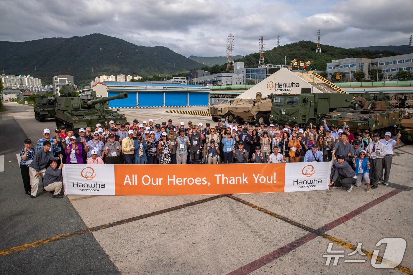 한화에어로스페이스 창원 사업장에서 진행된 &#39;참전용사 재방한 행사&#39; 기념촬영&#40;한화에어로 제공&#41;