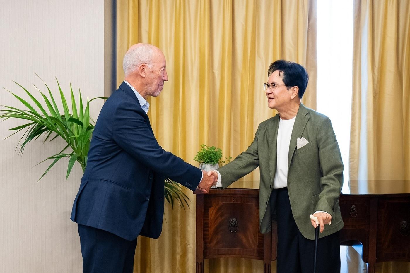 이재현 CJ그룹 회장이 영국 런던에서 스포츠 마케팅 전문가 마이클 페인 대표를 만나 악수를 나누고 있다.&#40;CJ그룹 제공&#41;