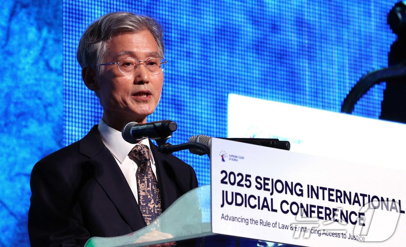 조희대 대법원장이 지난 22일 서울 중구 신라호텔에서 열린 ‘세종 국제 콘퍼런스’에서 개회사를 하고 있다. 세종 국제 콘퍼런스는 민본사상과 애민 정신에 기초해 정의롭고 공정한 사법을 구현한 세종대왕의 법사상을 세계와 공유하는 자리다. 2025.9.22/뉴스1 ⓒ News1 박지혜 기자