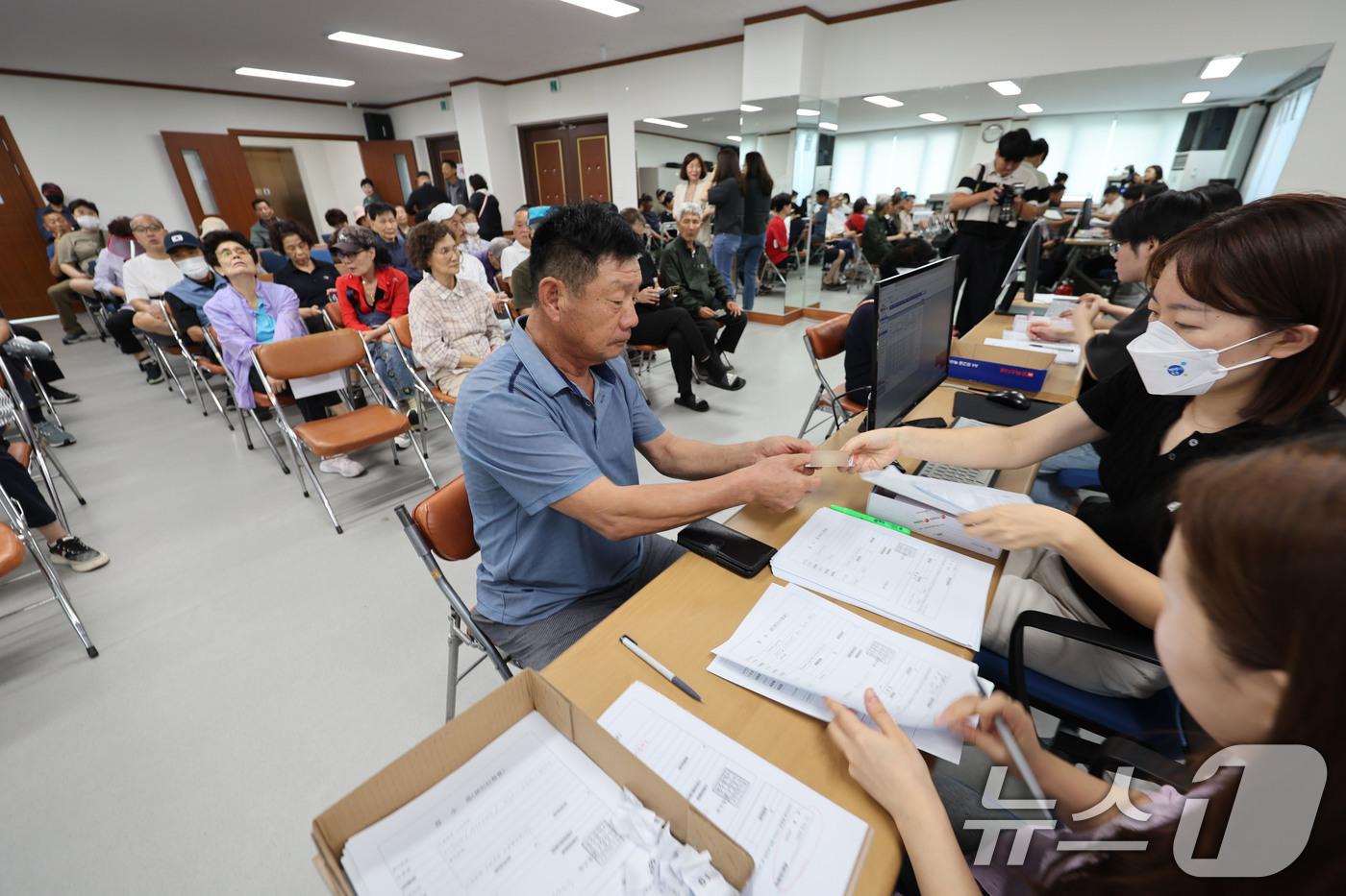 2차 민생회복 소비쿠폰 신청 첫 날인 22일 광주 북구 두암3동 행정복지센터에 시민들이 신청 후 선불카드를 수령하고 있다. 2025.9.22/뉴스1 ⓒ News1 박지현 기자