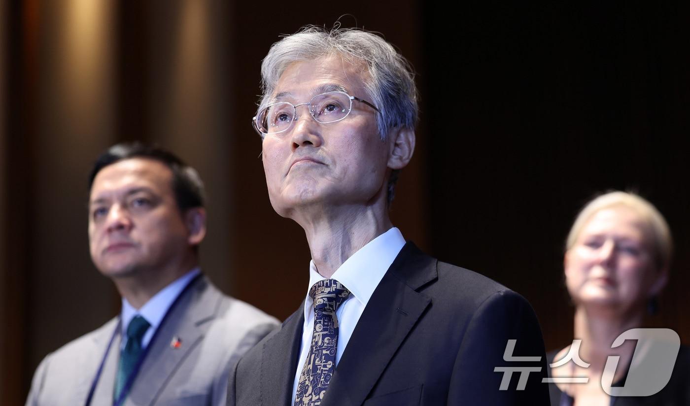 조희대 대법원장이 22일 서울 중구 신라호텔에서 열린 ‘세종 국제 콘퍼런스’에 참석자들과 함께 부스를 둘러보고 있다. 세종 국제 콘퍼런스는 민본사상과 애민 정신에 기초해 정의롭고 공정한 사법을 구현한 세종대왕의 법사상을 세계와 공유하는 자리다. 2025.9.22/뉴스1 ⓒ News1 박지혜 기자