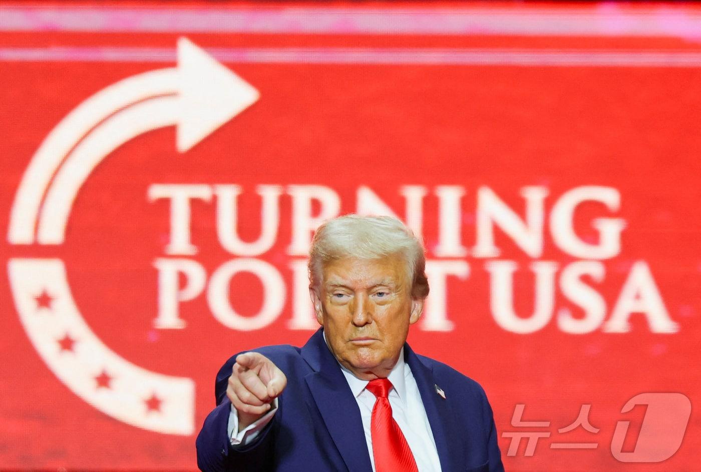 트럼프 미국 대통령이 21일&#40;현지시간&#41; 미국 애리조나 글렌데일의 스테이트 팜 스타디움에서 열린 보수 청년 운동가 찰리 커크의 추모식 무대에서 손가락을 들어 보이고 있다. 2025.09.21. ⓒ 로이터=뉴스1 ⓒ News1 권준언 기자