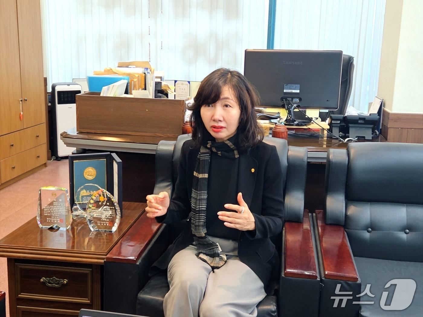 본문 이미지 - 천혜영 한국세무사회 부회장이 뉴스1과의 인터뷰에서 회계사만 하는 민간위탁 수탁기관의 ‘회계감사’를 세무사도 할 수 있는 ‘사업비 결산서 검사’로 변경해야 하는 당위성 등을 설명했다.2025.9.22/뉴스1 ⓒ News1 송용환 기자