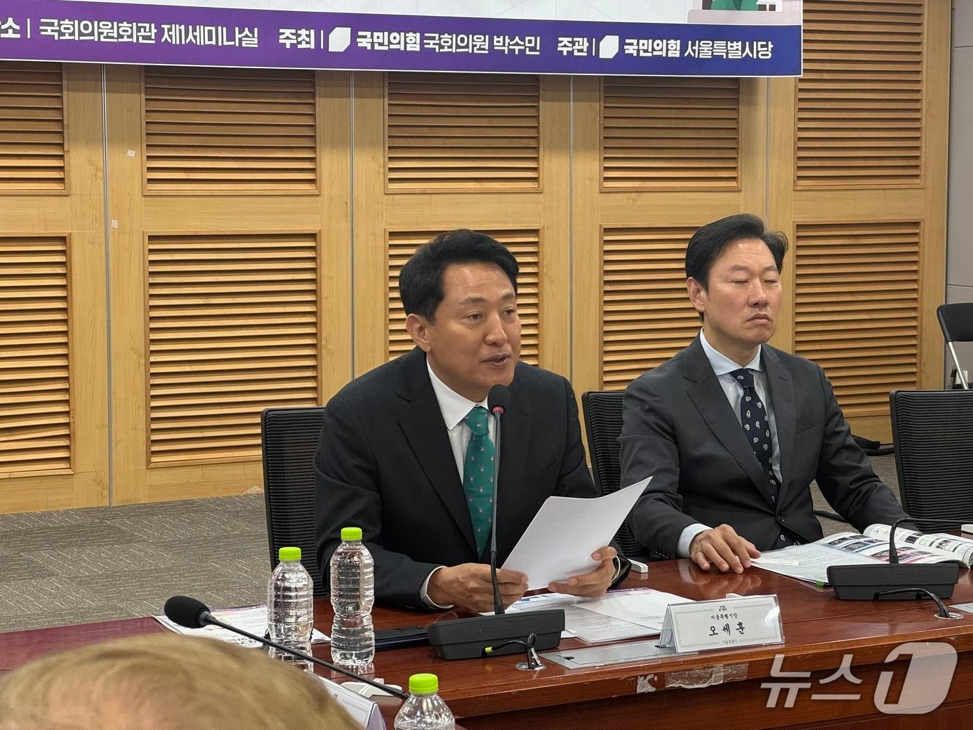 본문 이미지 - 오세훈 서울시장이 22일 국회에서 열린 '신속통합기획, 무엇을 바꾸었는가?' 토론회에 참석해 인사말을 전하고 있는 모습. 2025.09.22/ 뉴스1 ⓒ News1 윤주현 기자