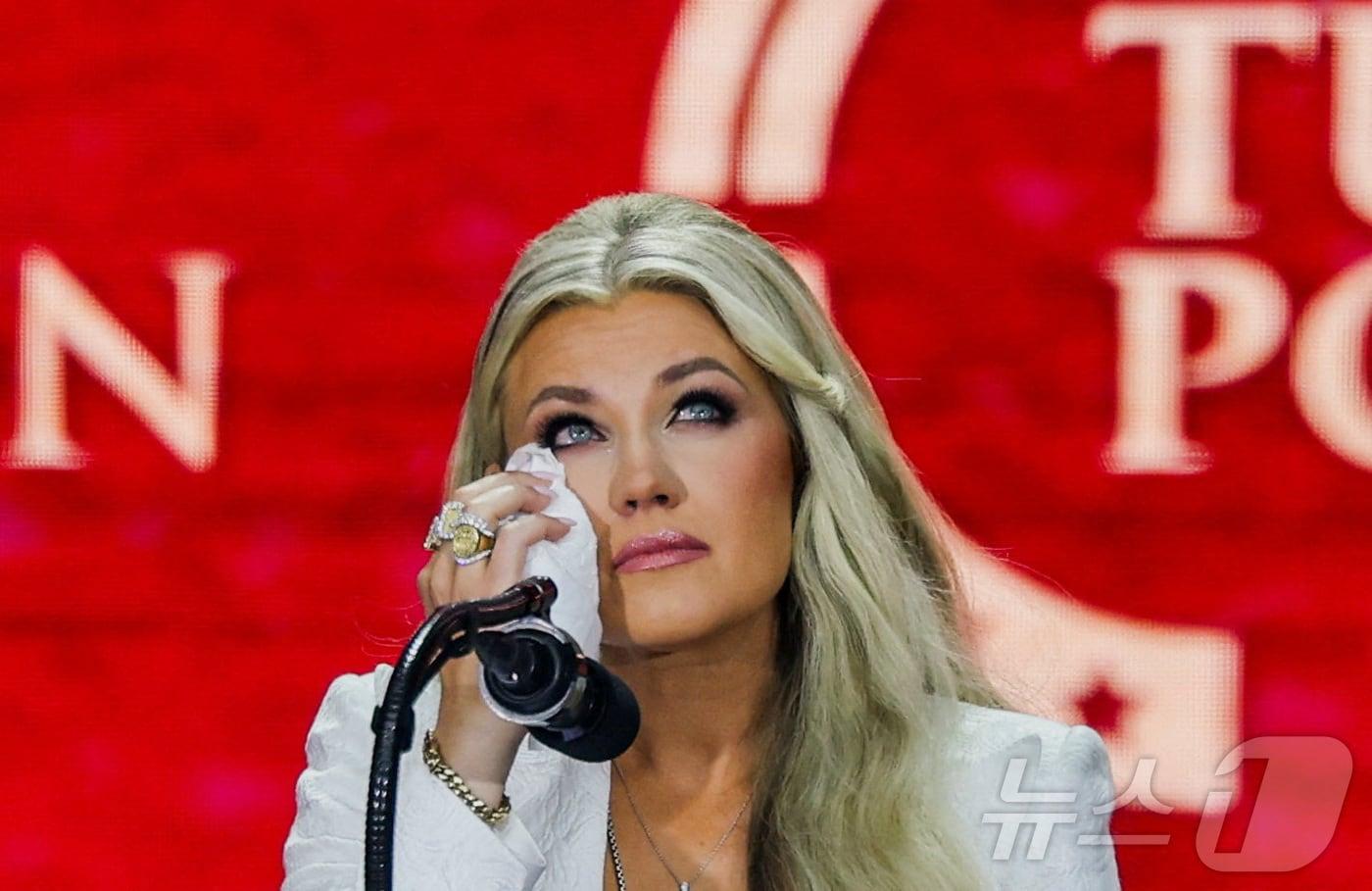 피살된 보수 논객 찰리 커크의 부인 에리라 커크가 21일&#40;현지시간&#41; 애리조나주 글렌데일의 스테이트 팜 스타디움에서 열린 찰리 커크의 추도식에서 연설하고 있다. 2025.9.21 ⓒ 로이터=뉴스1 ⓒ News1 김경민 기자