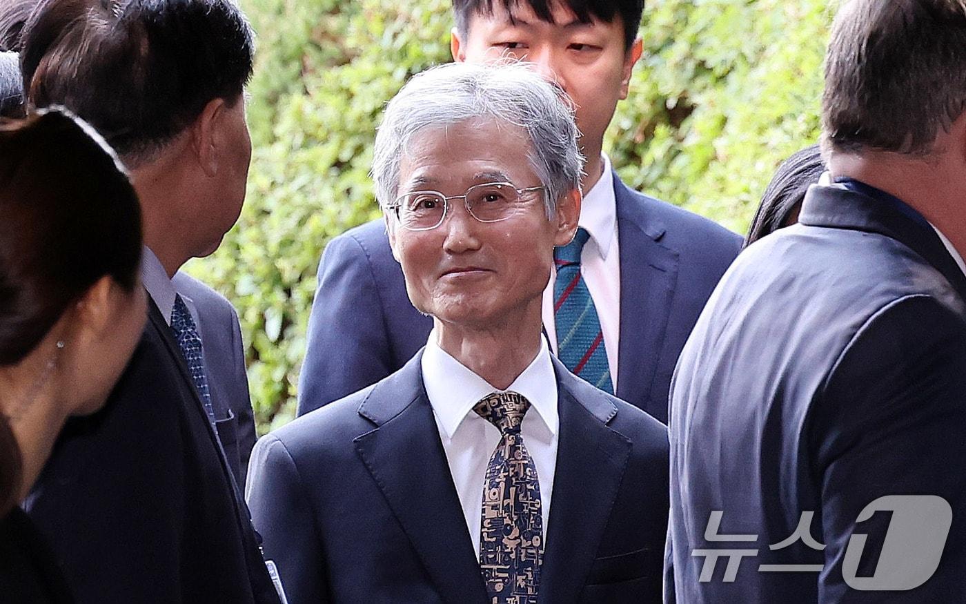 조희대 대법원장이 22일 서울 중구 신라호텔에서 열린 ‘세종 국제 콘퍼런스’에 참석자들과 대화를 나누고 있다. 세종 국제 콘퍼런스는 민본사상과 애민 정신에 기초해 정의롭고 공정한 사법을 구현한 세종대왕의 법사상을 세계와 공유하는 자리다. 2025.9.22/뉴스1 ⓒ News1 박지혜 기자