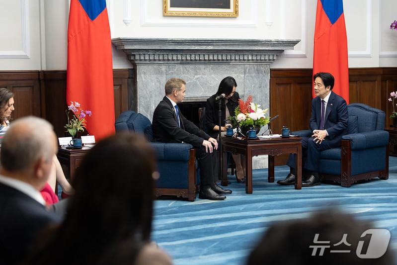 본문 이미지 - 라이칭더 대만 총통이 16일 이스라엘 예시 아티드 소속 보아즈 토포로프스키 의원을 대표로하는 이스라엘 의원단과 만났다. (대만 총통부 홈페이지)