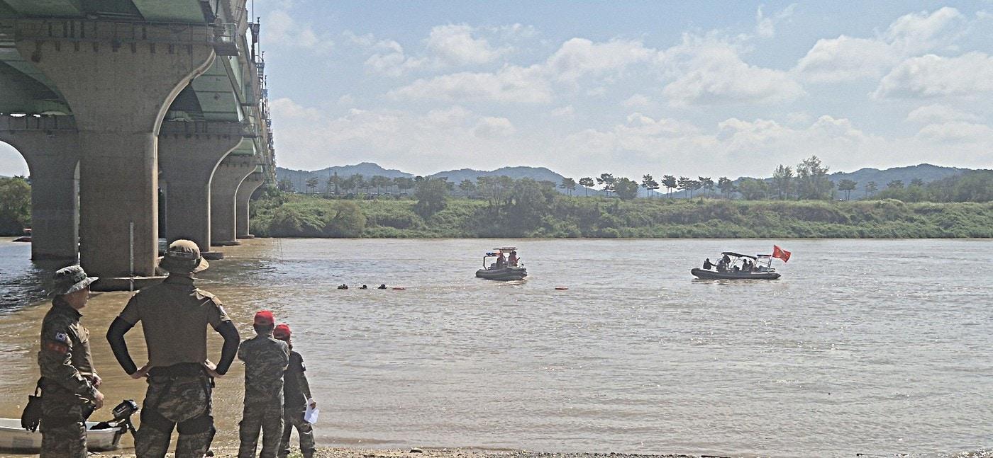 부여 금강서 민관합동 재난 대비 인명구조 훈련이 진행되는 모습.(충남도 제공. 재판매 및 DB금지)/뉴스1