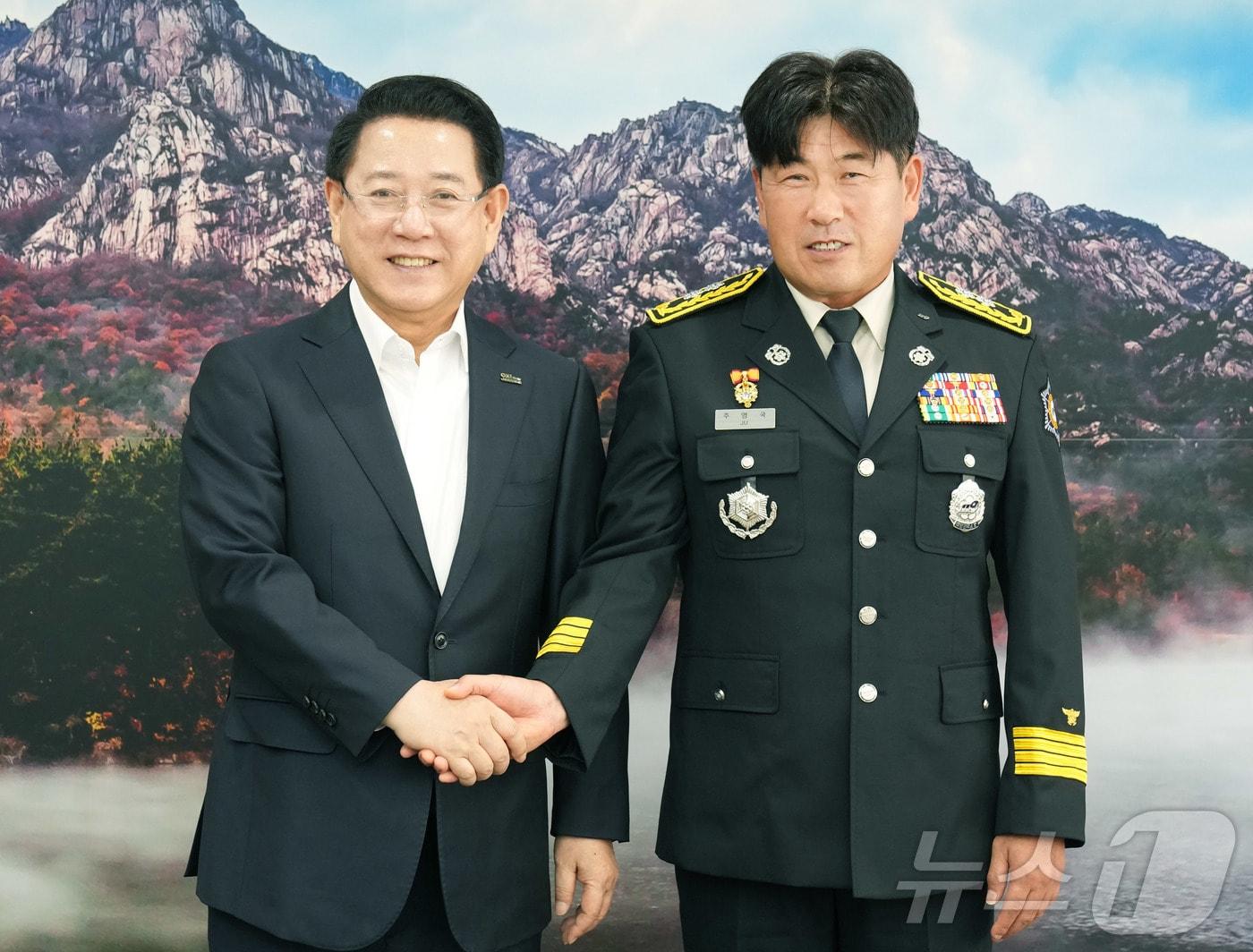 본문 이미지 - 김영록 전라남도지사가 22일 도청 접견실에서 주영국 신임 전라남도 소방본부장과 면담을 마치고 기념촬영을 하고 있다.(전남도 제공. 재판매 및 DB금지)2025.9.22/뉴스1 