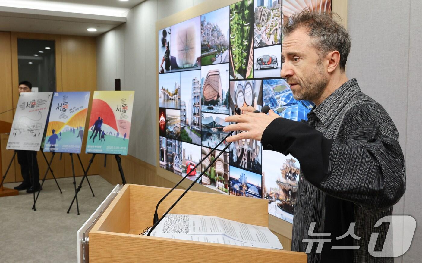 토마스 헤더윅 비엔날레 총감독이 22일 서울시청에서 열린 제5회 서울도시건축비엔날레 간담회에서 주제 및 전시내용을 발표하고 있다. 2025.9.22/뉴스1 ⓒ News1 허경 기자