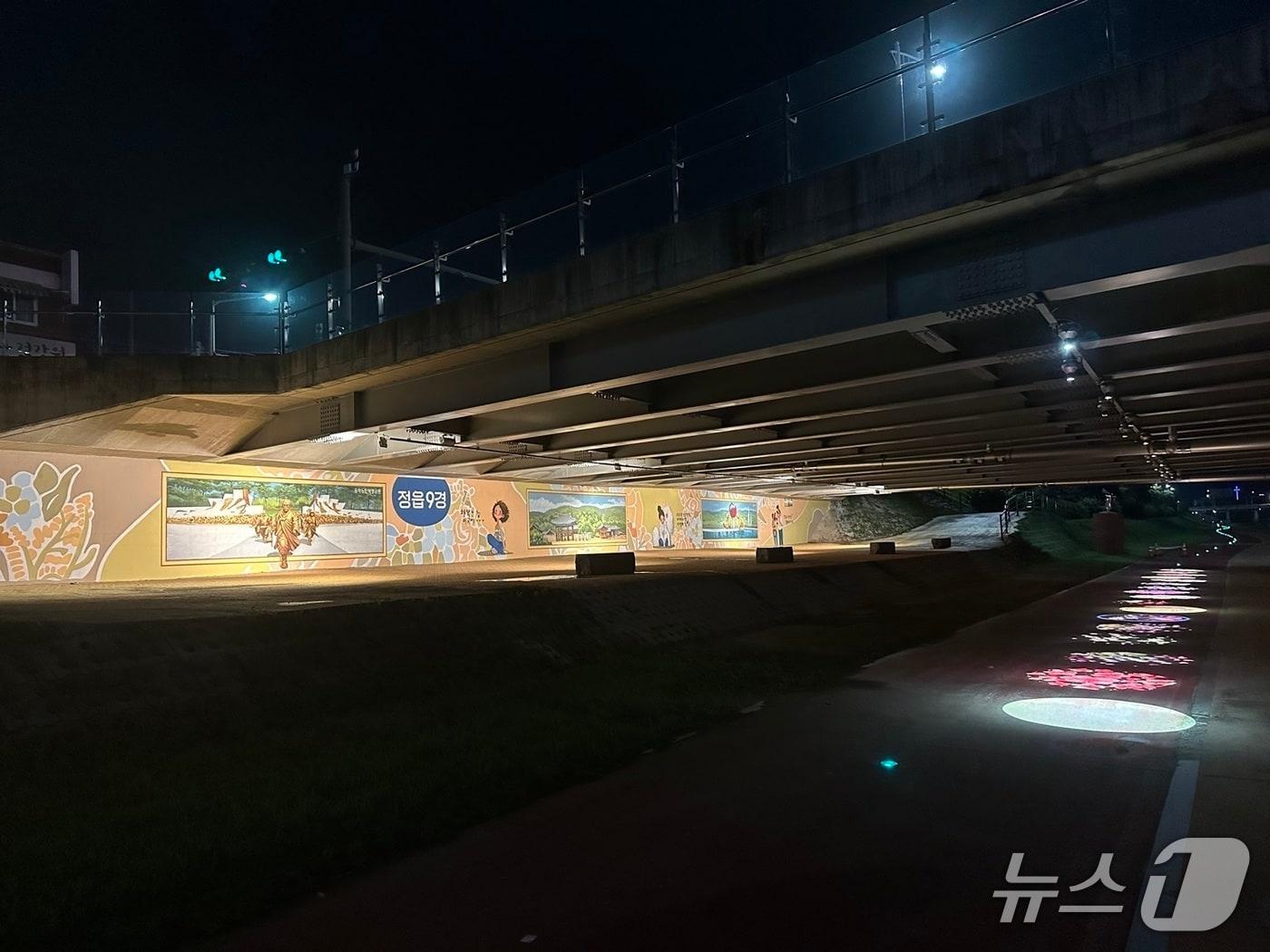 본문 이미지 - 전북 정읍천 달하다리가 정읍 9경 벽화와 LED조명 설치로 새로운 문화공간으로 변모했다.&#40;정읍시 제공. 재판매 및 DB금지&#41;/뉴스1 