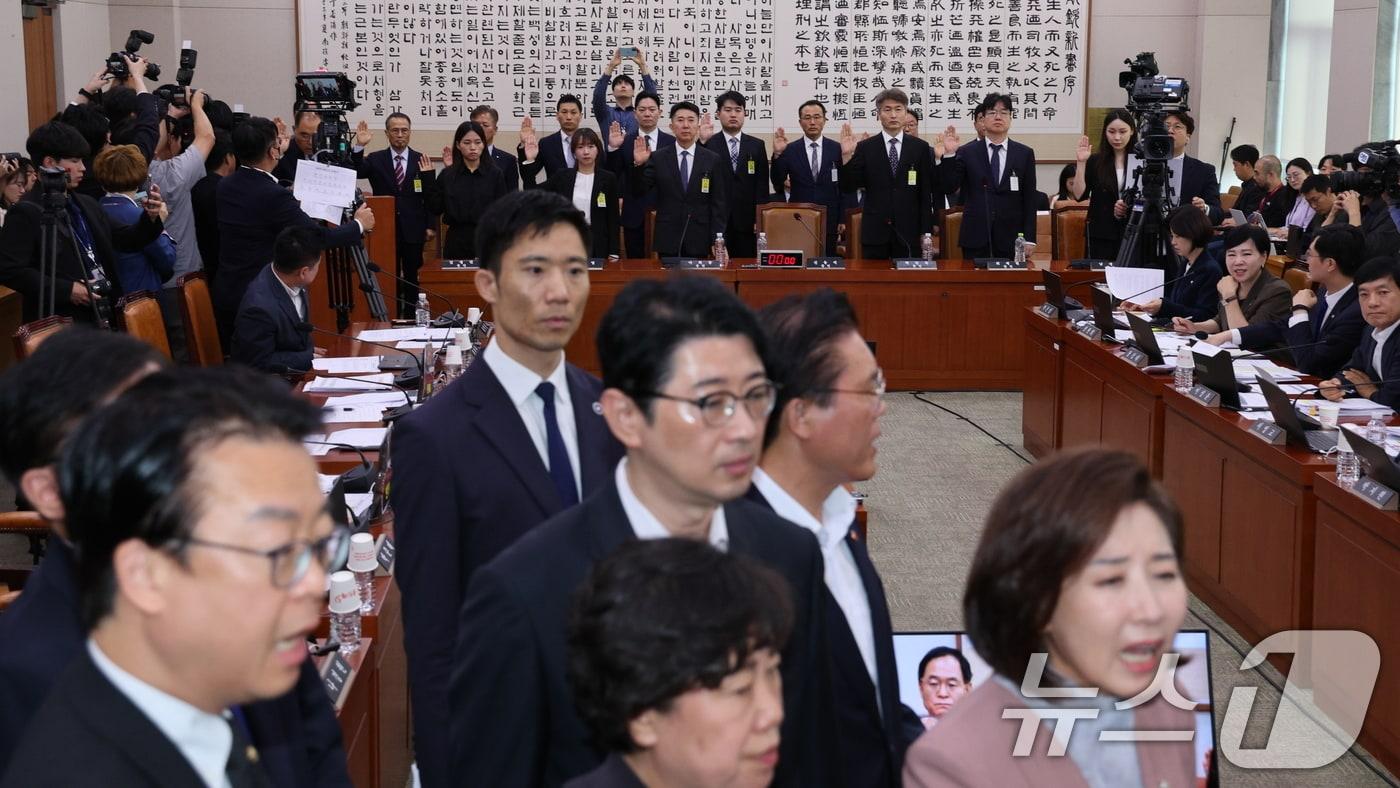 22일 서울 여의도 국회 법제사법위원회에서 열린 검찰개혁 입법청문회에서 나경원 의원 등 국민의힘 의원들이 추미애 위원장에게 퇴장을 시킨 것에 항의하고 있다. 2025.9.22/뉴스1 ⓒ News1 신웅수 기자