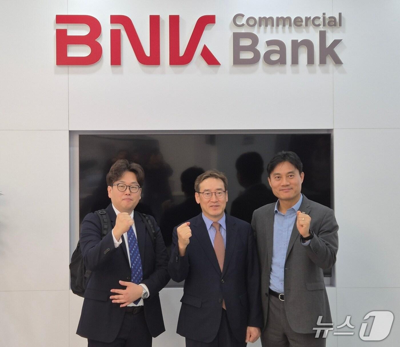 본문 이미지 - BNK 알마티 법인을 방문한 사절단이 기념촬영을 하고 있다.&#40;경진원 제공. 재판매 및 DB금지&#41;