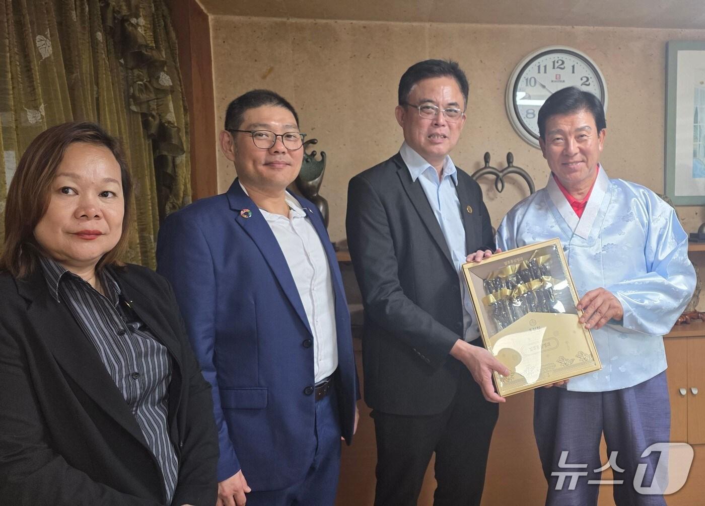 본문 이미지 -  말레이시아 파다완시 대표단 방문 기념사진(금산군 제공.재판매 및 DB금지)/뉴스1