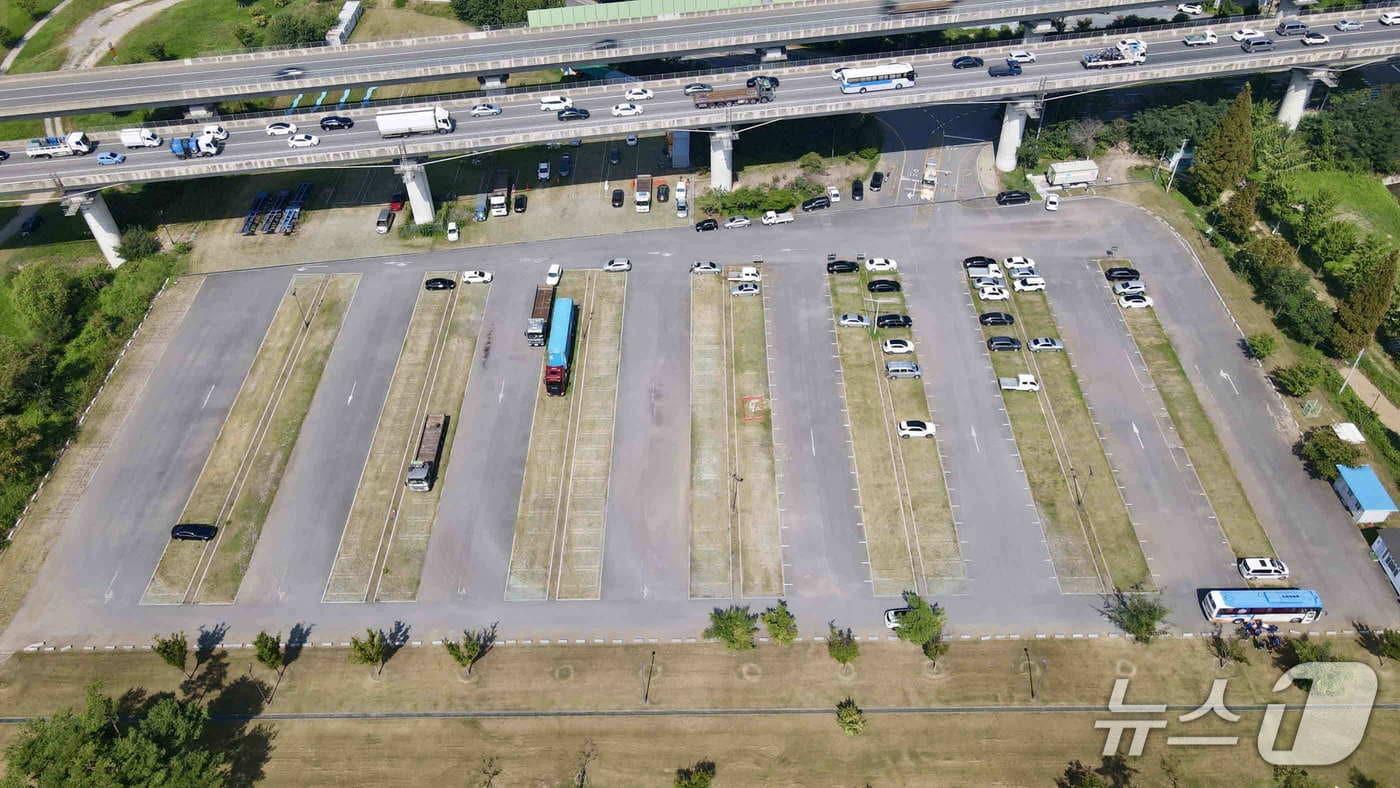 밀양시가 추석 연휴 기간 공영주차장 3곳을 무료 개방한다. 사진은 KTX 환승주차장 모습.(밀양시 제공. 재판매 및 DB금지)