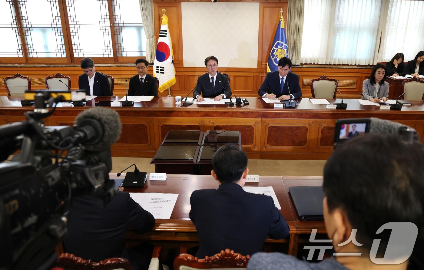 김민석 국무총리가 22일 서울 종로구 정부서울청사에서 열린 통신사 및 금융사 해킹사고 관련 긴급현안점검회의에서 모두발언을 하고 있다. 2025.9.22/뉴스1 ⓒ News1 임세영 기자