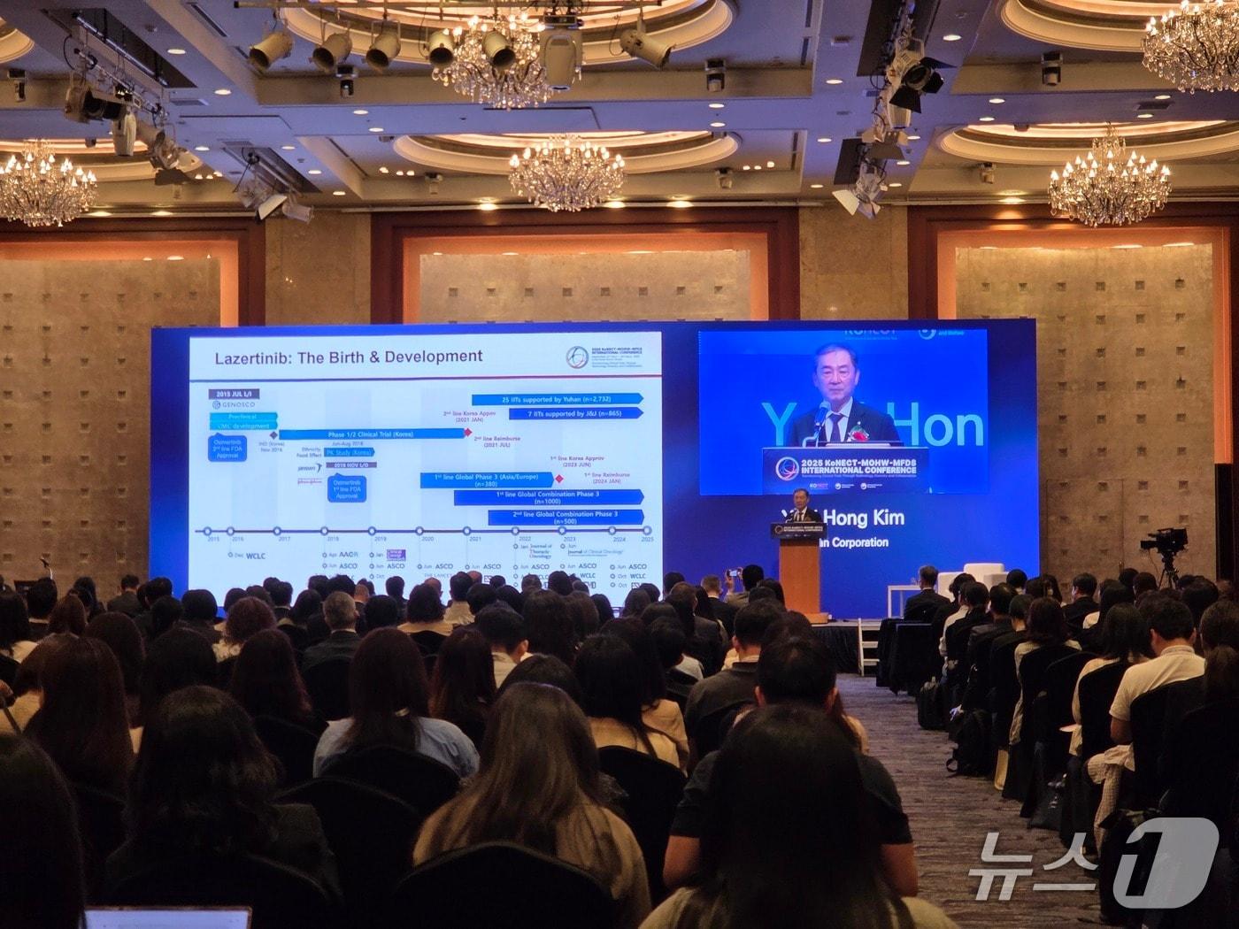 본문 이미지 - 김열홍 유한양행 연구개발&#40;R&D&#41; 총괄 사장이 KIC 2025에서 기조강연을 통해 폐암 신약 &#39;렉라자&#39;&#40;성분명 레이저티닙&#41; 개발 성과를 소개하고 있다. 2025. 9. 22/뉴스1 황진중 기자